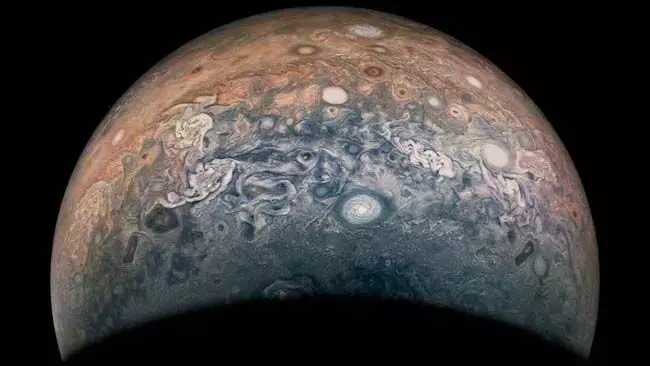 बृहस्पति (Jupiter) के तूफान और उसके आलू चंद्रमा: चौकाने वाली तस्वीरे