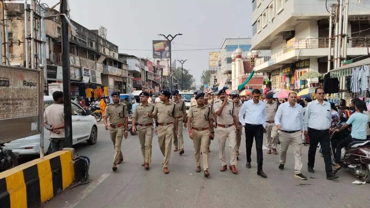 Raipur Breaking: दक्षिण उपचुनाव के चलते पुलिस निकाला फ्लैग मार्च