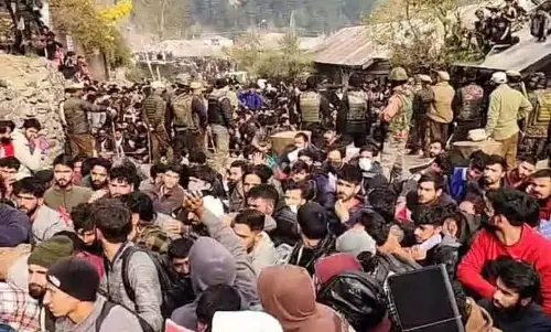 J-K: सेना भर्ती शिविर के लिए बारामुल्ला में हजारों लोग कतार में खड़े J-K: सेना भर्ती शिविर के लिए बारामुल्ला में हजारों लोग कतार में खड़े
