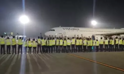 विस्तारा का एयर इंडिया में विलय, आखिरी बार उड़ान भर रहे विस्तारा को दी गई विदाई विस्तारा का एयर इंडिया में विलय, आखिरी बार उड़ान भर रहे विस्तारा को दी गई विदाई