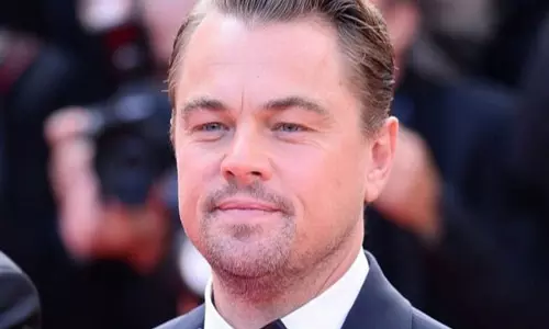 Leonardo DiCaprio ने ब्रैड पिट, रॉबर्ट डी नीरो और अन्य लोगों के साथ अपना जन्मदिन मनाया