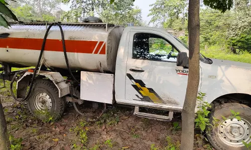 टैंकर से डीजल की अवैध सप्लाई, वाहन छोड़कर भागा ड्राइवर टैंकर से डीजल की अवैध सप्लाई, वाहन छोड़कर भागा ड्राइवर