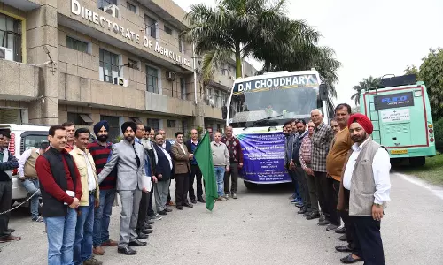 J&K: दिर एग्री शहर के भ्रमण पर आए किसानों के झंडे J&K: दिर एग्री शहर के भ्रमण पर आए किसानों के झंडे
