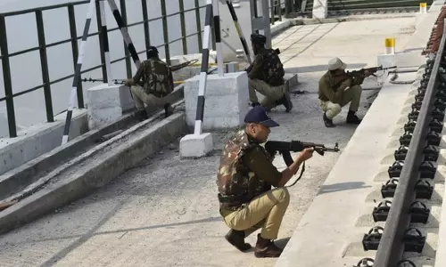 J-K: सुरक्षा बलों ने रियासी में दुनिया के सबसे ऊंचे चिनाब रेल ब्रिज पर मॉक ड्रिल की