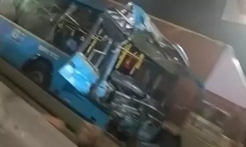 Karnataka: एयरपोर्ट रोड पर बीएमटीसी बस, ट्रक और कार के बीच टक्कर,दो लोगों की मौत Karnataka: एयरपोर्ट रोड पर बीएमटीसी बस, ट्रक और कार के बीच टक्कर,दो लोगों की मौत
