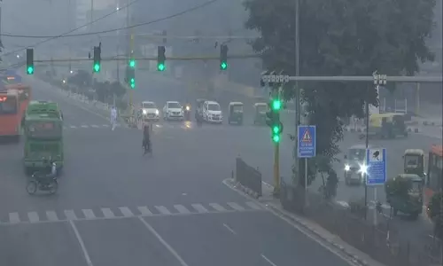 Delhi में वायु गुणवत्ता सूचकांक 300 से ऊपर रहने से दम घुटने लगा, निवासियों ने दीर्घकालिक समाधान की मांग की