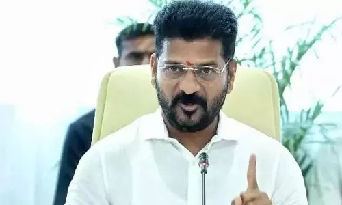 Telangana: सीएम रेवंत ने किसानों को परेशान करने वाले धान व्यापारियों के खिलाफ कड़ी कार्रवाई की चेतावनी दी Telangana: सीएम रेवंत ने किसानों को परेशान करने वाले धान व्यापारियों के खिलाफ कड़ी कार्रवाई की चेतावनी दी