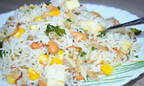 Corn Pulao: डिनर में कुछ अलग खाने का मन तो बनाएं कॉर्न पुलाव
