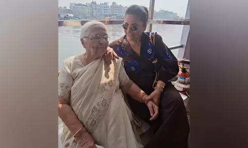 Archana Puran Singh ने अपनी 94 वर्षीय मां का फेरी ट्रिप पर जाते हुए मनमोहक वीडियो शेयर किया Archana Puran Singh ने अपनी 94 वर्षीय मां का फेरी ट्रिप पर जाते हुए मनमोहक वीडियो शेयर किया