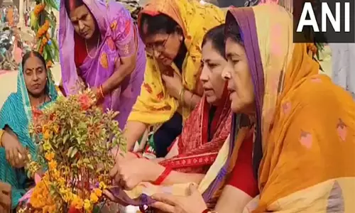 UP: भगवान विष्णु-वृंदा के पवित्र मिलन के उपलक्ष्य में प्रयागराज के बलुआ घाट पर भक्तों ने तुलसी विवाह मनाया UP: भगवान विष्णु-वृंदा के पवित्र मिलन के उपलक्ष्य में प्रयागराज के बलुआ घाट पर भक्तों ने तुलसी विवाह मनाया