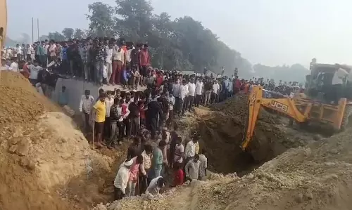 मिट्टी का बड़ा टीला ढहा: कई महिलाएं दबीं, मौत की भी खबर