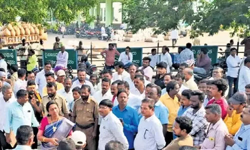 Enumamula बाजार में तनाव, व्यापारियों ने किसानों से कपास खरीदने से किया इनकार