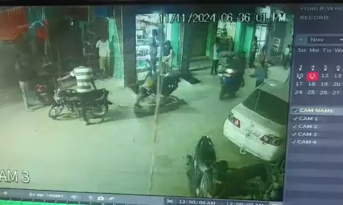 रायपुर में मस्जिद के सामने उत्पात मचा रहे नशेड़ी, वीडियो