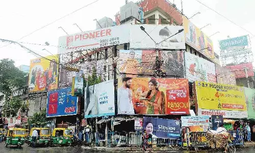 Kolkata Municipal एक सप्ताह में दुर्गा पूजा के होर्डिंग्स हटाएगा