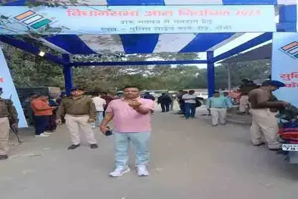 Ranchi सिटी एसपी ने पोस्टल बैलट से किया मतदान Ranchi सिटी एसपी ने पोस्टल बैलट से किया मतदान