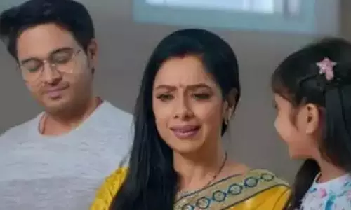 राही अनुपमा के पैर छूकर आशीर्वाद लेती