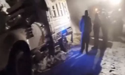 J-K: बर्फ में फंसे 20 वाहनों को सीमा सड़क संगठन (बीआरओ) ने बचाया