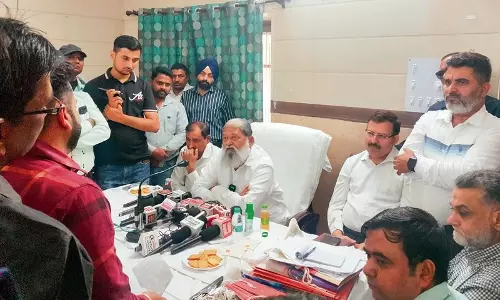 Haryana : जनता दरबार में अधिकारियों से विज ने कहा, एक सप्ताह में शिकायतों का समाधान करें Haryana : जनता दरबार में अधिकारियों से विज ने कहा, एक सप्ताह में शिकायतों का समाधान करें