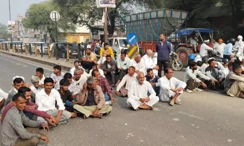 Haryana : हिसार में डीएपी की कमी से नाराज किसानों ने सड़क जाम किया