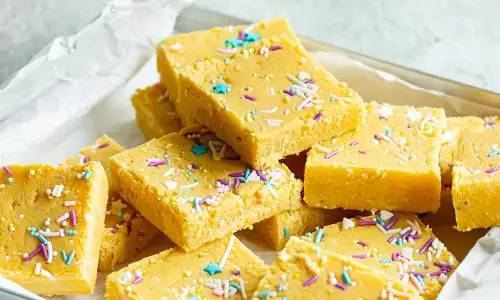 माइक्रोवेव नारियल बर्फी रेसिपी