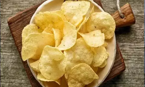 माइक्रोवेव आलू चिप्स रेसिपी