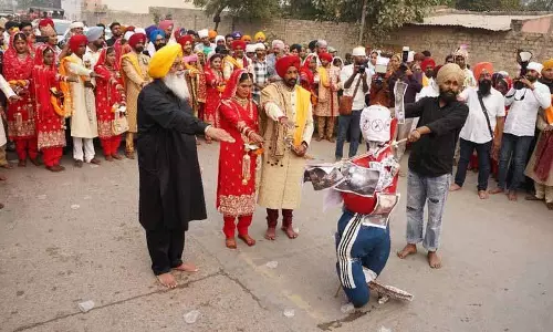 Punjab: 31 नवविवाहितों ने नशे के दानव का पुतला जलाया