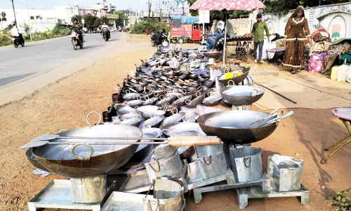 सड़क किनारे दुकान लगा रहे मुसाफिर