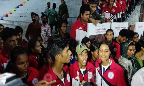 Kerala स्कूल ओलंपिक समापन समारोह में अन्याय का विरोध कर रहे Kerala स्कूल ओलंपिक समापन समारोह में अन्याय का विरोध कर रहे