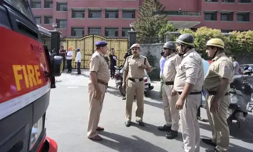 Tamil Nadu: निजी स्कूल को बम की धमकी, छात्रों को घर भेजा गया Tamil Nadu: निजी स्कूल को बम की धमकी, छात्रों को घर भेजा गया
