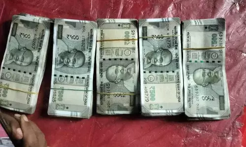 Dhanbad: चिरकुंडा चेकपोस्ट पर बाइक से 1.38 लाख कैश बरामद Dhanbad: चिरकुंडा चेकपोस्ट पर बाइक से 1.38 लाख कैश बरामद