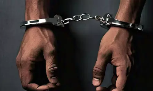 Assam : गुवाहाटी में पेड़ों की कटाई के विरोध में आपत्तिजनक पेंटिंग बनाने के आरोप Assam : गुवाहाटी में पेड़ों की कटाई के विरोध में आपत्तिजनक पेंटिंग बनाने के आरोप
