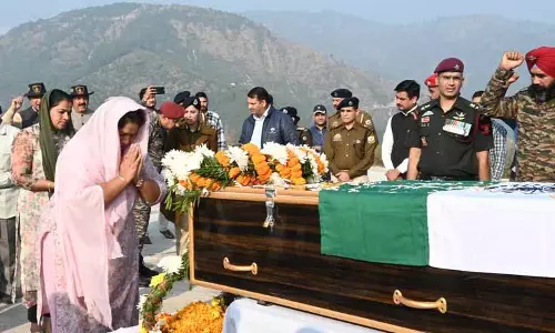 Himachal: शहीद सैनिक के पार्थिव शरीर मंडी पहुंचे Himachal: शहीद सैनिक के पार्थिव शरीर मंडी पहुंचे