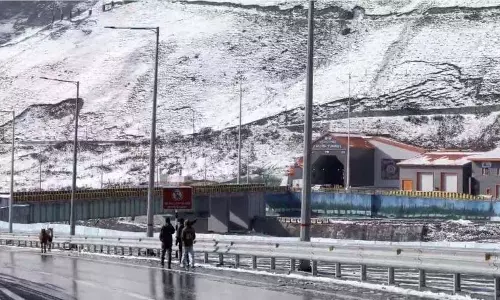 Kashmir के ऊंचे इलाकों में रुक-रुक कर हल्की बर्फबारी Kashmir के ऊंचे इलाकों में रुक-रुक कर हल्की बर्फबारी