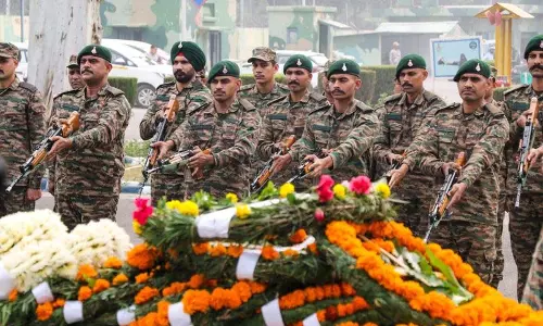 किश्तवाड़ मुठभेड़ के एक दिन बाद भी तलाशी अभियान जारी, सेना ने JCO को श्रद्धांजलि दी