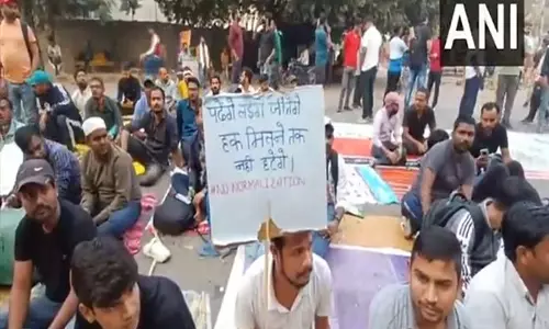 UPPSC कार्यालय के बाहर धरना जारी, नहीं बनी सहमति