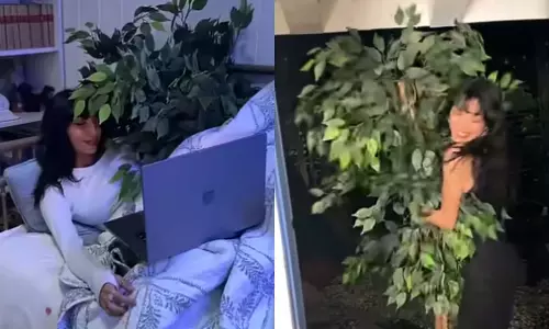 पेड़ के साथ डेटिंग करती दिखी महिला इन्फ्लुएंसर, किस भी किया, देखें VIDEO... पेड़ के साथ डेटिंग करती दिखी महिला इन्फ्लुएंसर, किस भी किया, देखें VIDEO...