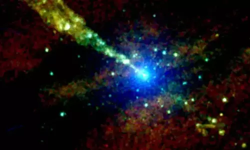 NASA के चंद्रा एक्स-रे टेलीस्कोप ने पास के ब्लैक होल जेट से निकलने वाली गांठों को देखा