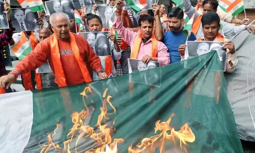 J&K: शिवसेना डोगरा फ्रंट ने आतंकी हमलों के विरोध में पाकिस्तान का झंडा जलाया J&K: शिवसेना डोगरा फ्रंट ने आतंकी हमलों के विरोध में पाकिस्तान का झंडा जलाया