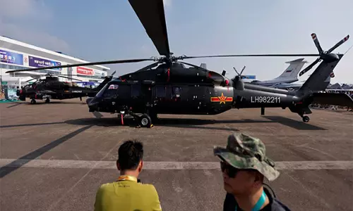 China ने झुहाई एयर शो में सैन्य तकनीक का प्रदर्शन किया China ने झुहाई एयर शो में सैन्य तकनीक का प्रदर्शन किया