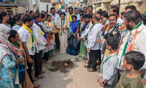 Ahmednagar: बाल संरक्षण के लिए सुनंदा और पवार द्वारा गांव का दौरा Ahmednagar: बाल संरक्षण के लिए सुनंदा और पवार द्वारा गांव का दौरा