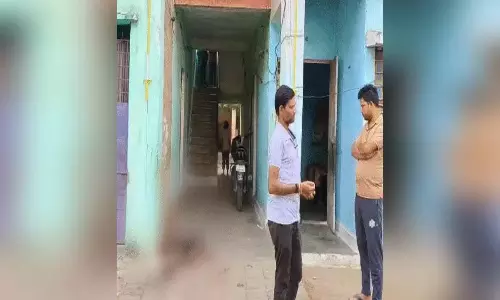 युवक का मर्डर: शव को घर के सामने ही फेंका, फॉरेंसिक टीम ने घटना स्थल से जुटाए साक्ष्य
