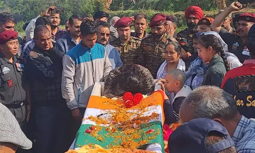 पंचतत्व में विलीन हुए शहीद राकेश कुमार, नम आंखों से पत्नी ने जय हिंद के नारों से पति को दी अंतिम विदाई