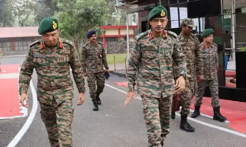 J&K: सेना के उत्तरी कमांडर ने सैनिकों की परिचालन तैयारियों की समीक्षा की J&K: सेना के उत्तरी कमांडर ने सैनिकों की परिचालन तैयारियों की समीक्षा की