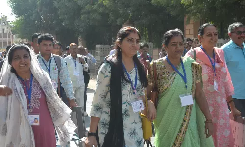 Jhunjhunu: विधानसभा उप चुनाव: मतदान सम्पन्न करवाने के लिए रवाना हुए मतदान दल Jhunjhunu: विधानसभा उप चुनाव: मतदान सम्पन्न करवाने के लिए रवाना हुए मतदान दल