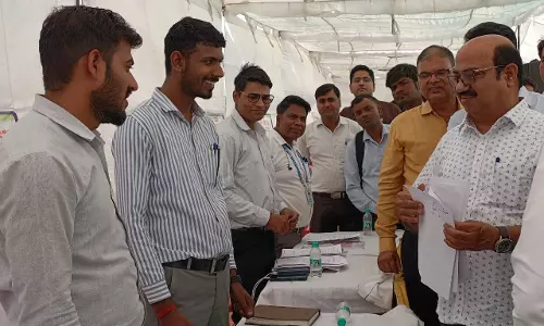 Khairthal-Tijara: जिला कलेक्टर ने किया रोजगार मेले का निरीक्षण