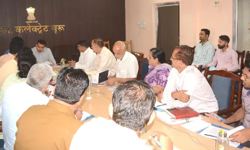 Churu: जिला कलेक्टर अभिषेक सुराणा ने जिला निष्पादन समिति एवं मिड डे मील की समीक्षा बैठक