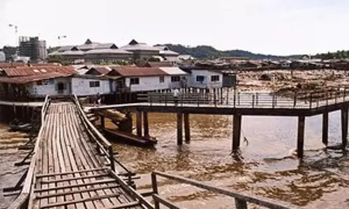 Brunei जल गांव की सफाई में 1,300 किलोग्राम कचरा एकत्र किया गया Brunei जल गांव की सफाई में 1,300 किलोग्राम कचरा एकत्र किया गया