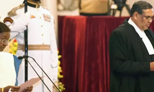 Sikkim : न्यायमूर्ति संजीव खन्ना ने भारत के 51वें मुख्य न्यायाधीश के रूप में शपथ ली Sikkim : न्यायमूर्ति संजीव खन्ना ने भारत के 51वें मुख्य न्यायाधीश के रूप में शपथ ली