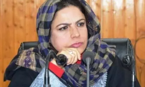 Safina Baig: एनसी सरकार कश्मीर घाटी में डीडीसी प्रतिनिधियों के साथ दुर्व्यवहार कर रही Safina Baig: एनसी सरकार कश्मीर घाटी में डीडीसी प्रतिनिधियों के साथ दुर्व्यवहार कर रही