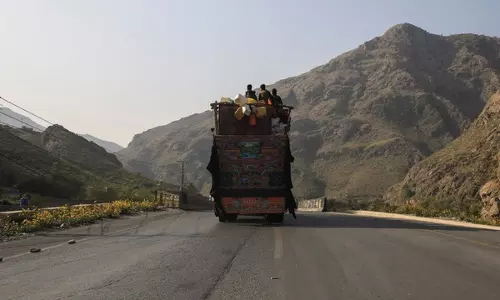 Balochistan में ट्रक चालकों ने वाहनों पर हमलों के विरोध में राजमार्ग जाम करने की धमकी दी